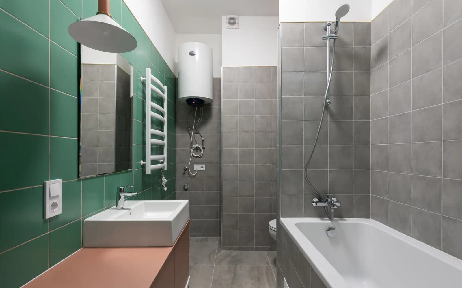Baño moderno con termotanque eléctrico en la pared, toallero calefactor, extractor de aire y ducha