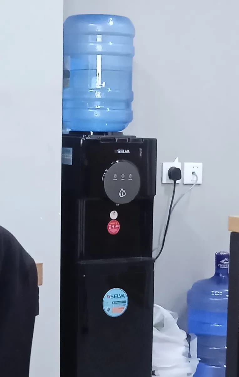 Bebedero dispenser Electrolux con compresor, agua fría y caliente, vista en ángulo