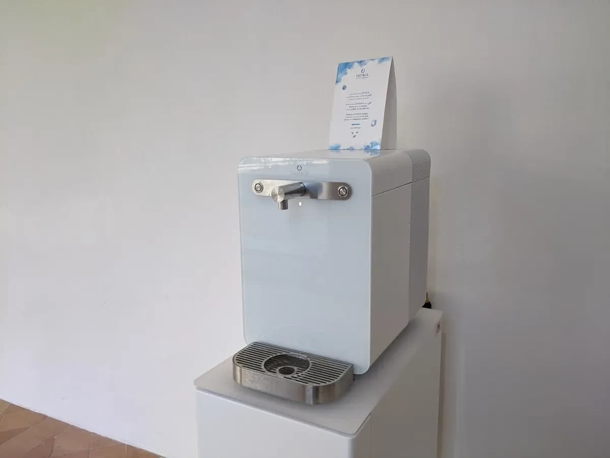 Dispenser de agua blanco de mesada con bandeja