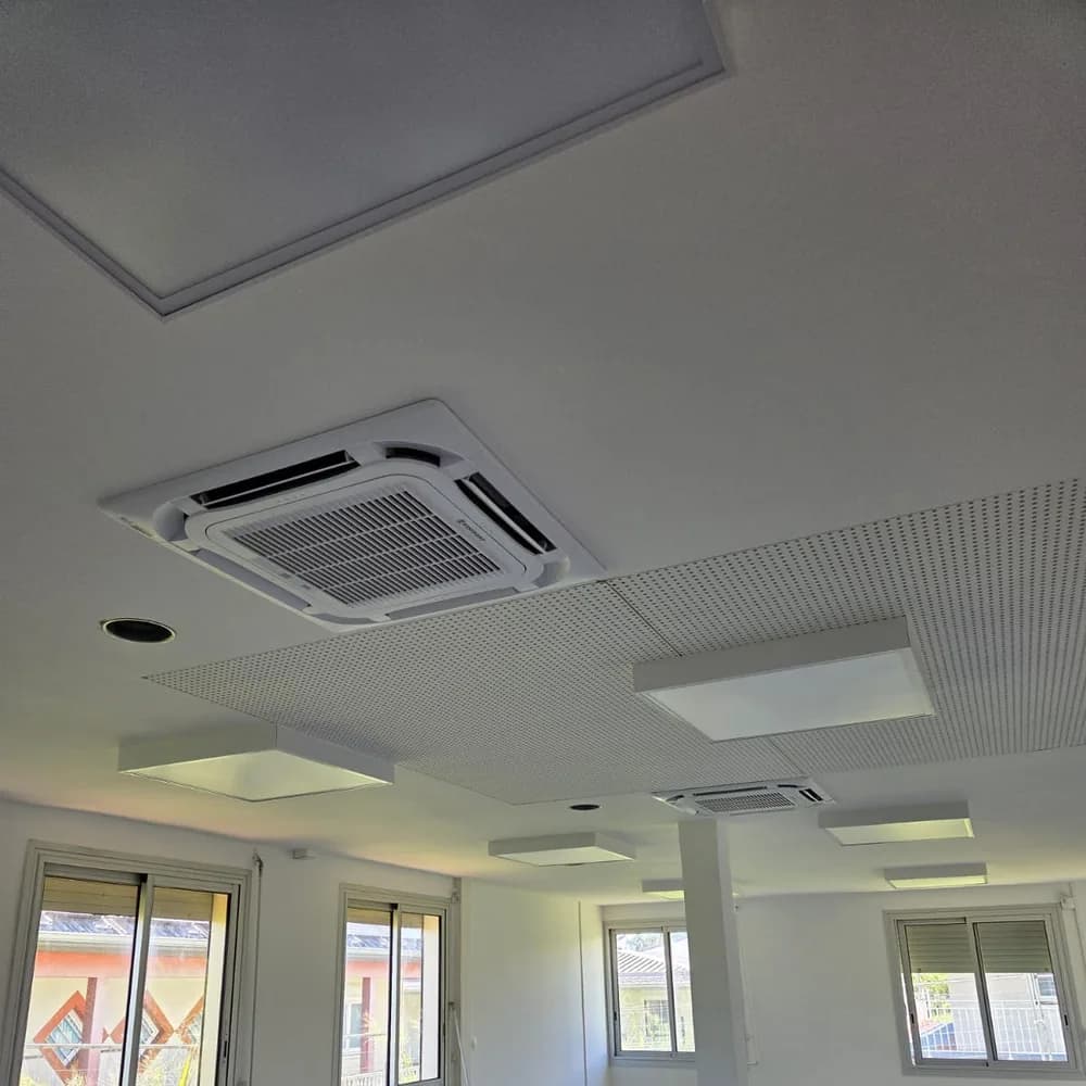 Fotografía «Office room with Westpoint ceiling cassette air conditioners» usada en la tienda