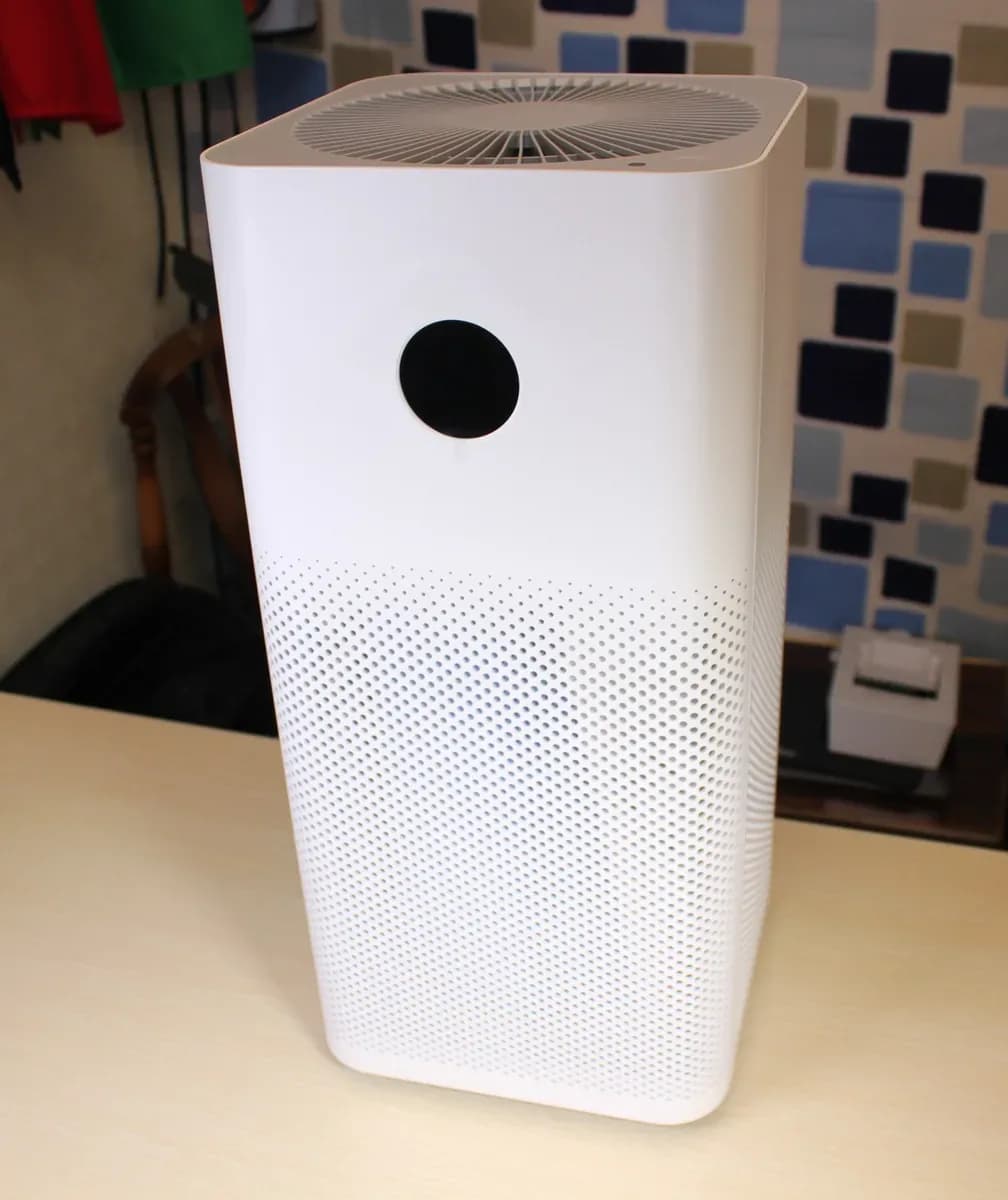 Purificador de aire Electrolux PureWell PW45, vista en ángulo en un living