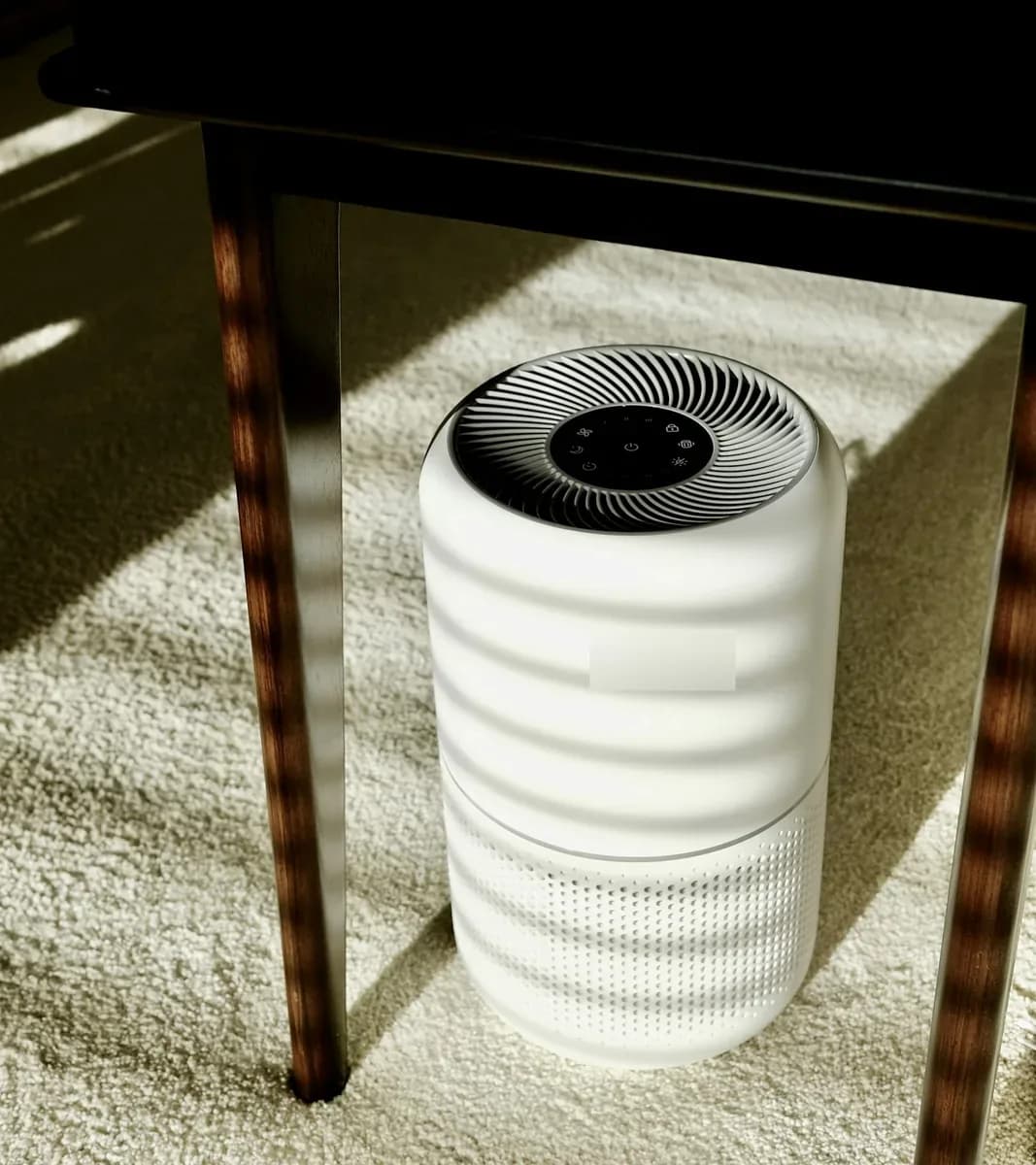 Purificador de aire Xiaomi Smart Compact con WiFi, vista en ángulo en un dormitorio