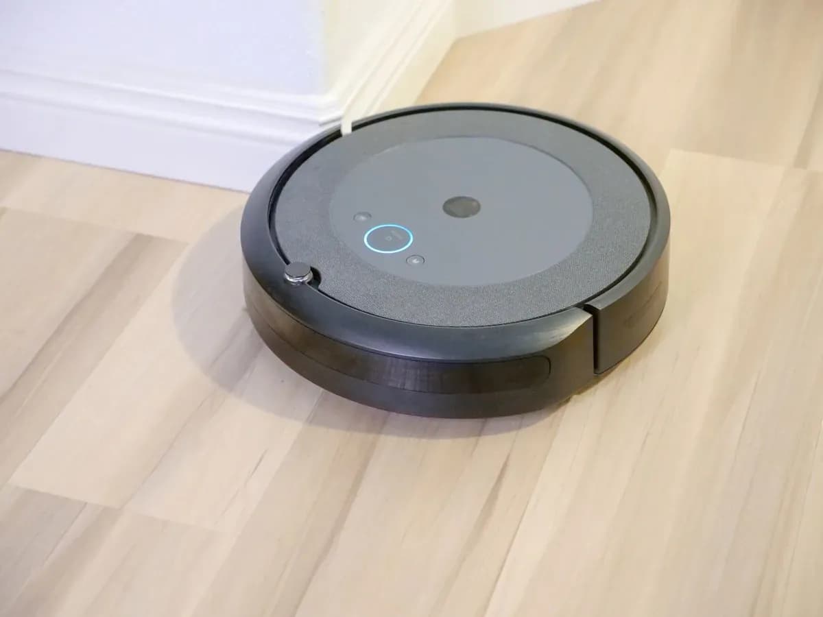 Robot aspirador y trapeador Dreame Bot D20 Slim con WiFi, vista en ángulo en su base