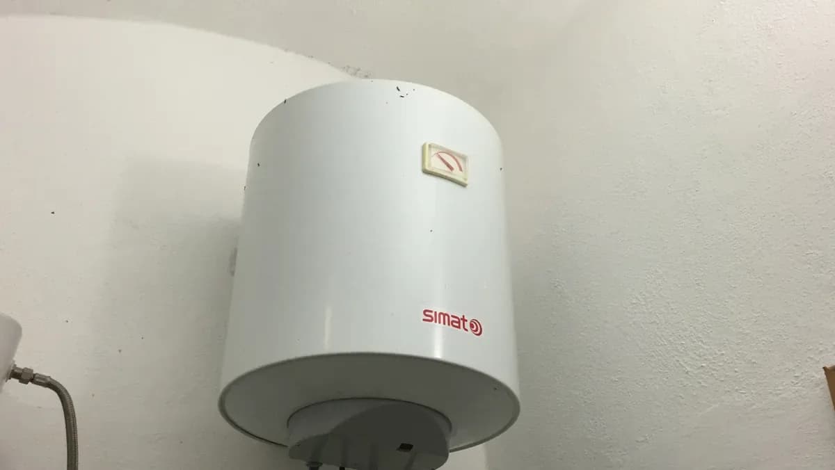 Termotanque eléctrico Kallpa Inox 50 L vertical, vista en ángulo