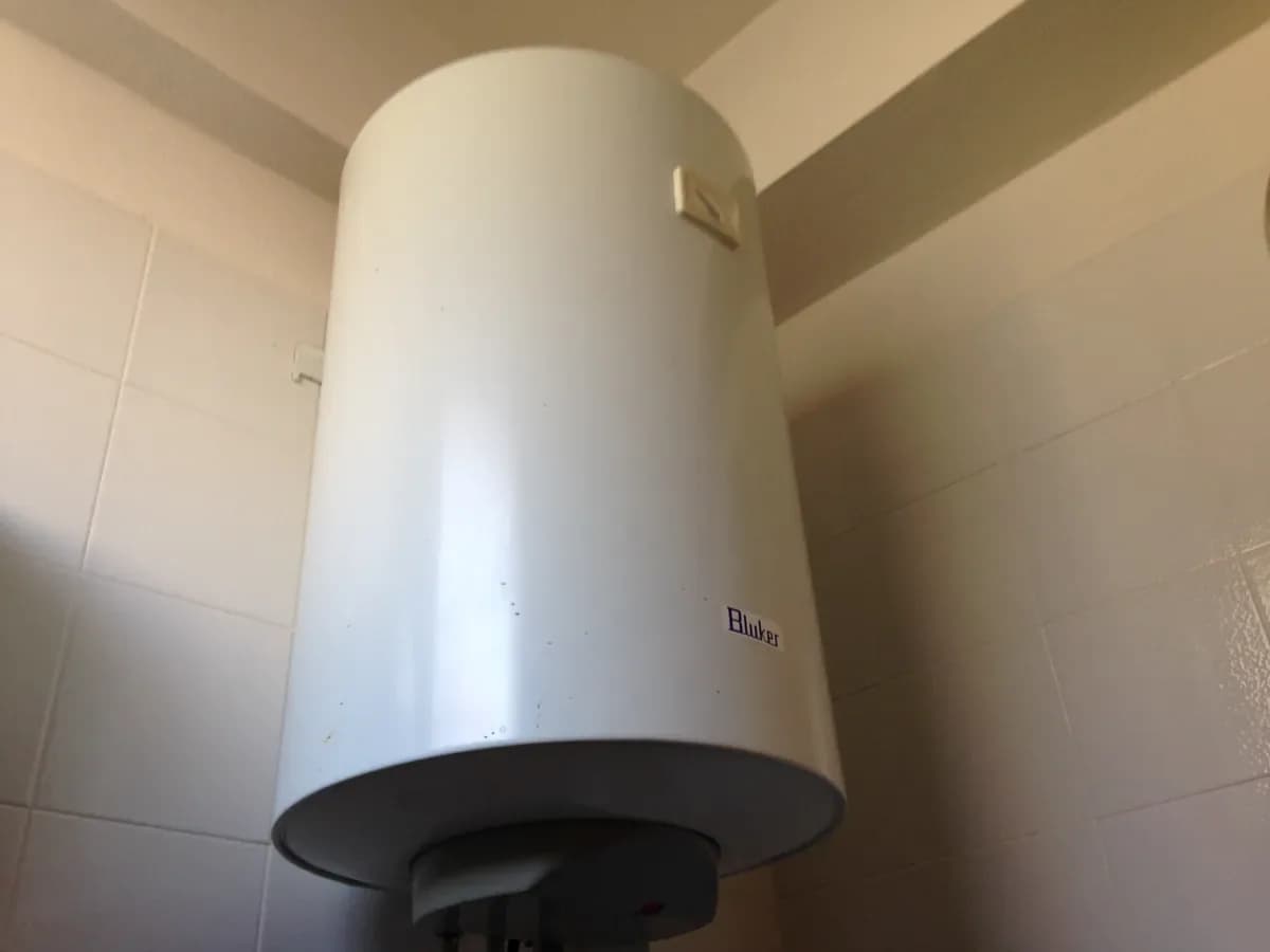 Termotanque eléctrico Rheem Premium 80 L de alta recuperación, vista en ángulo