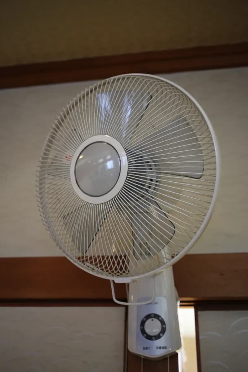 Ventilador de pared blanco con control de velocidad