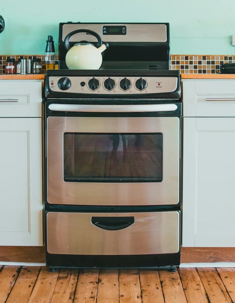Cocina a gas Atma Prime 4 hornallas 50 cm blanca, vista en ángulo