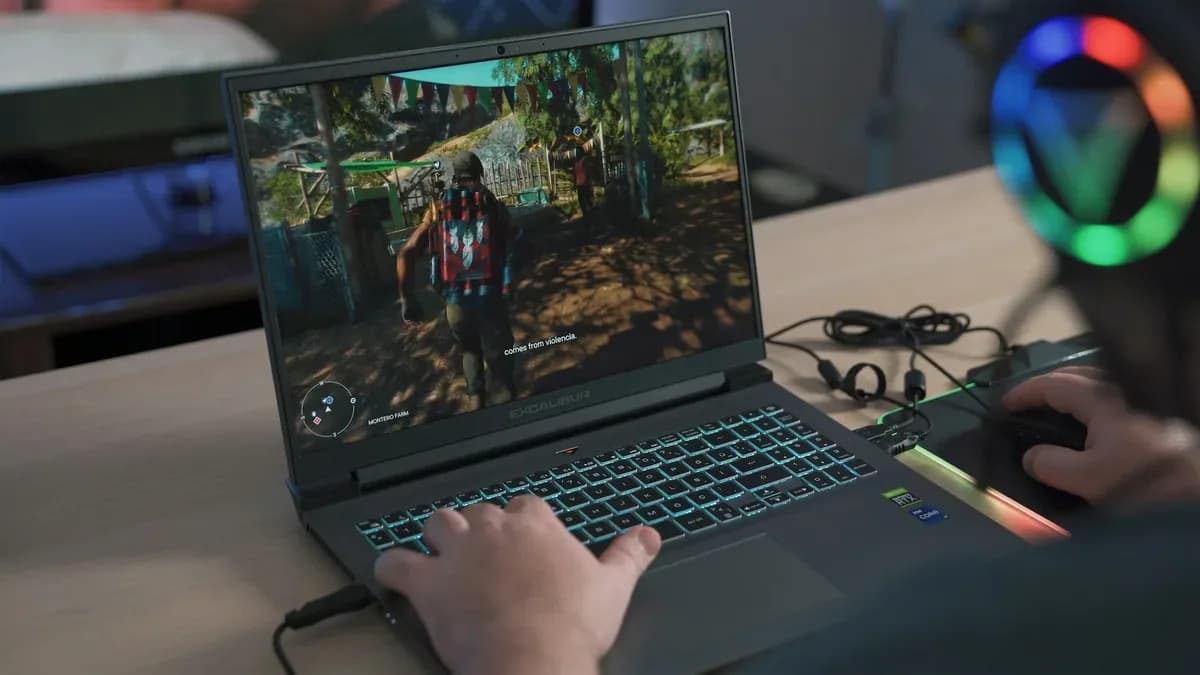 Notebook Gamer Asus TUF Gaming Fury 15,6" Ryzen 7 RTX 4050 16 GB 512 GB, vista en ángulo